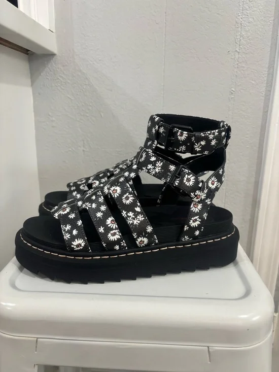 UNIONBAY Black Floral Platform Sandals - Picture 3 of 7